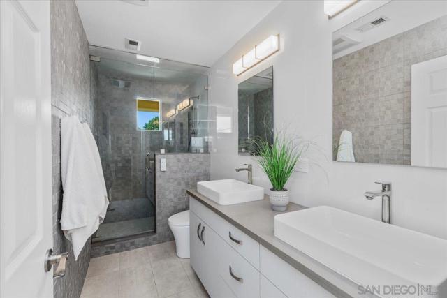 473 Sandalwood Ct, Encinitas CA: https://media.crmls.org/mediaz/1e5b5f3c-46d6-4669-9ac5-b5f0d86e3237.jpg