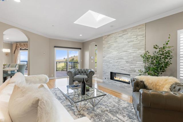 674 Corona Dr, Pacifica CA: https://media.crmls.org/mediaz/1e5ba465-d205-4a05-82c7-8726ea54c37f.jpg