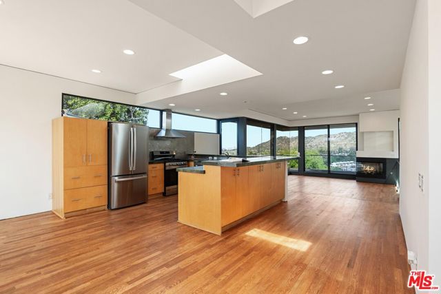 1325 Linda Rosa Avenue, Los Angeles CA: https://media.crmls.org/mediaz/1e5be717-dba0-4798-9d7a-a5a8ca4ec019.jpg