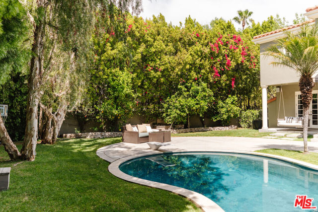 5425 Encino Avenue, Encino CA: https://media.crmls.org/mediaz/1e5d3851-b56f-4d8c-aaaa-e644000fb325.jpg