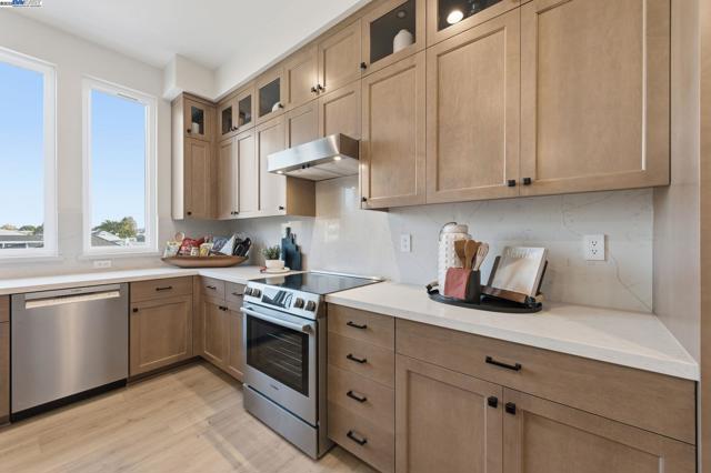 1660 Clement Avenue, Alameda CA: https://media.crmls.org/mediaz/1e5e48d3-1e77-40fa-824f-bcb09681985d.jpg