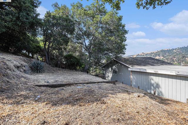 925 GRANDVIEW AVE, Martinez CA: https://media.crmls.org/mediaz/1e616d98-9d3d-412f-ae40-5796a40b62eb.jpg