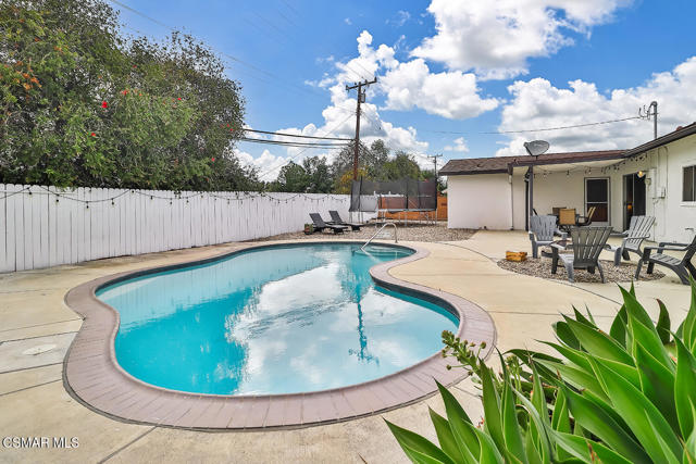 168 E Gainsborough Road, Thousand Oaks CA: https://media.crmls.org/mediaz/1e623603-ebd9-4a88-a3ed-a51b6b2f24fb.jpg