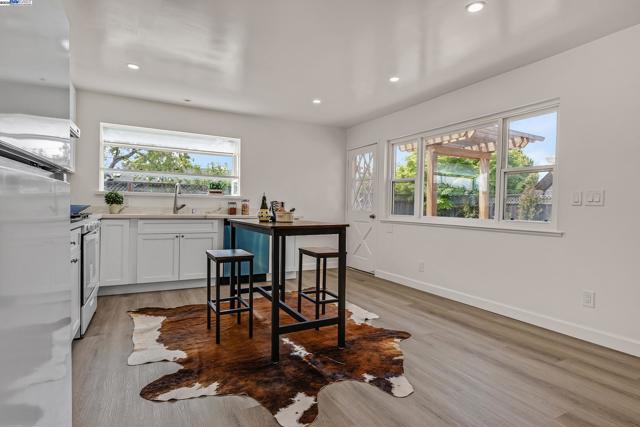 3495 Carrillo Dr, San Leandro CA: https://media.crmls.org/mediaz/1e6278ba-747a-4d53-af5a-79c46d5cb8dc.jpg