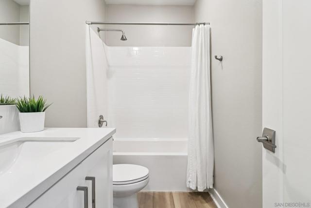 6698 Spartina Ct, Carlsbad CA: https://media.crmls.org/mediaz/1e628481-9f4a-43d5-981a-a6eca6b935d6.jpg
