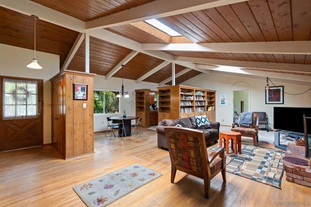 1515 San Dieguito Dr, Del Mar CA: https://media.crmls.org/mediaz/1e62b5d3-520f-4245-b1b0-6e597cced510.jpg