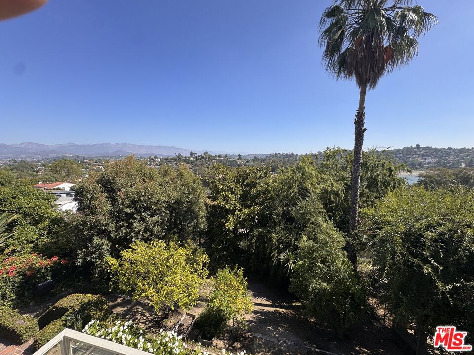 https://media.crmls.org/mediaz/1e6301b1-c782-417b-ac3d-5a7cf00df77c.jpg?preset=X-Large