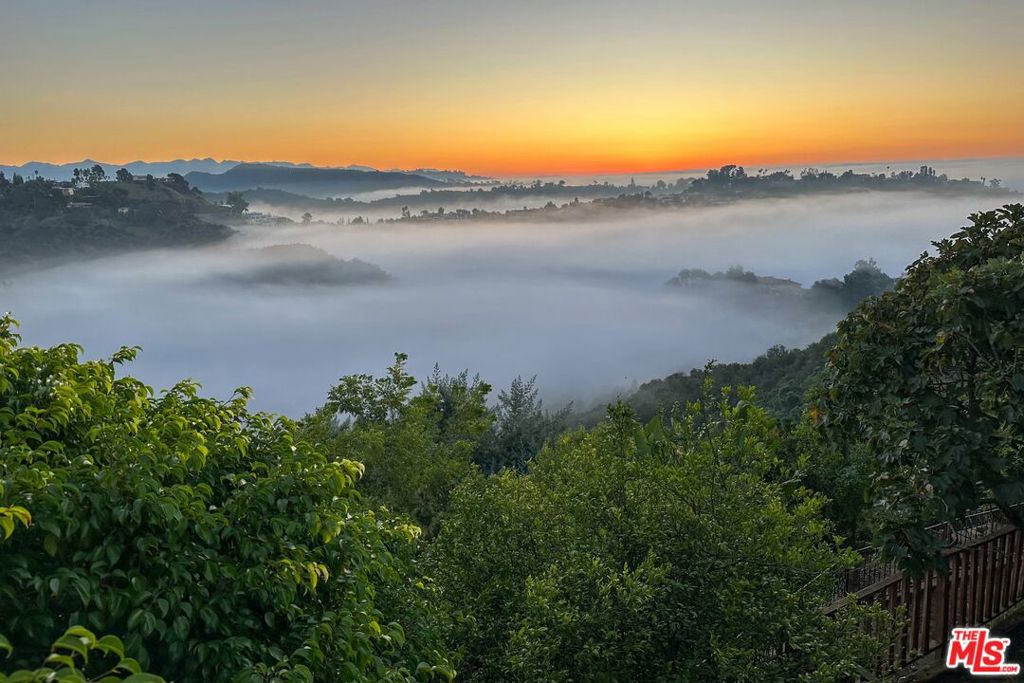 https://media.crmls.org/mediaz/1e634101-cafa-4b06-afd3-750f3c58d17d.jpg?preset=X-Large