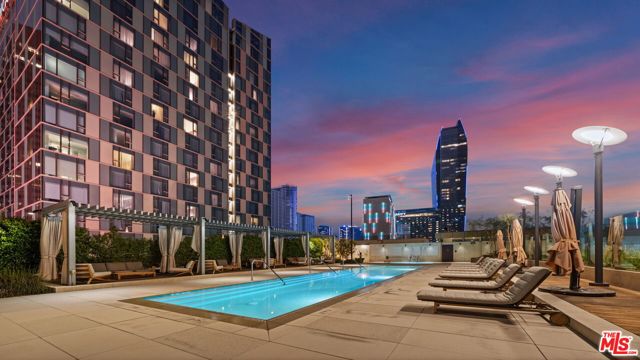 889 Francisco Street, Los Angeles CA: https://media.crmls.org/mediaz/1e63b779-10f1-4d57-b0a1-c80416f9934e.jpg