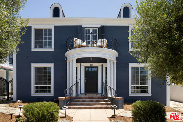 922 N Edgemont Street, Los Angeles CA: https://media.crmls.org/mediaz/1e641463-16bf-42f0-9235-82e548a26a3e.jpg