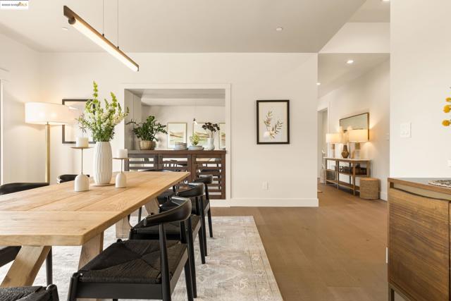 30 Lincolnshire Dr, Oakland CA: https://media.crmls.org/mediaz/1e64e1d5-2e50-4835-b592-e223847638ce.jpg