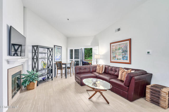 675 Oak Run Trail, Oak Park CA: https://media.crmls.org/mediaz/1e64f359-6309-4ed5-a278-918c1eb21d7e.jpg