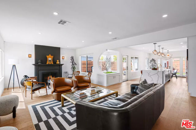3625 Somerset Drive, Los Angeles CA: https://media.crmls.org/mediaz/1e6503b1-139b-45f6-a34e-a534a98561b8.jpg