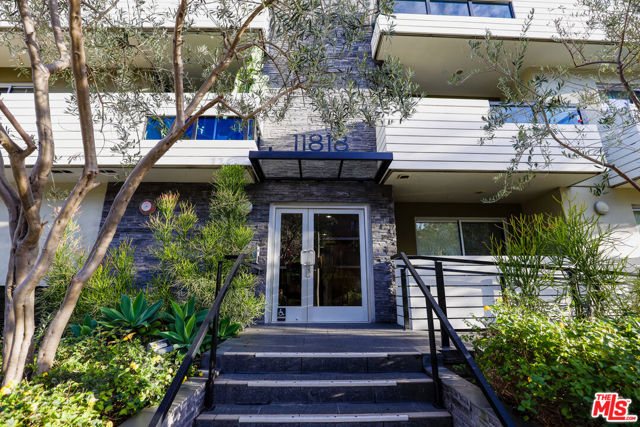 11818 Dorothy Street, Los Angeles CA: https://media.crmls.org/mediaz/1e651bd2-8cfc-4b6a-9604-691463b17adc.jpg