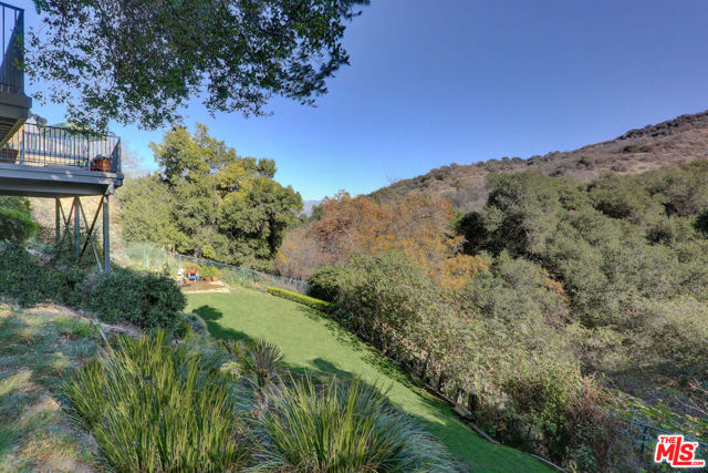 3636 Camino De La Cumbre, Sherman Oaks CA: https://media.crmls.org/mediaz/1e659522-9b98-4c4b-81c6-2582adebe55a.jpg