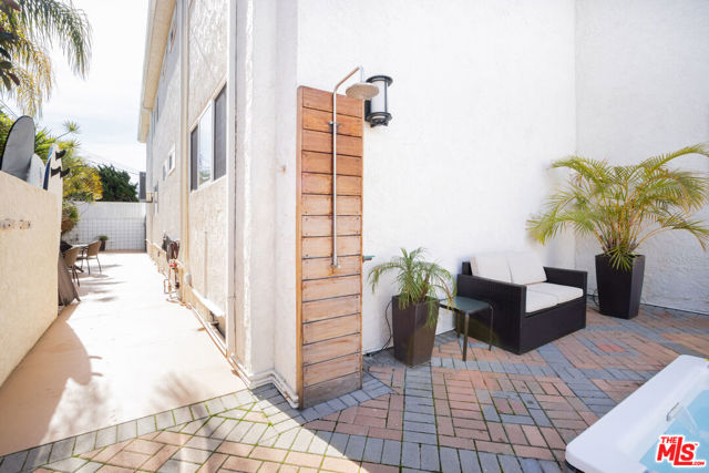 2721 2nd Street, Santa Monica CA: https://media.crmls.org/mediaz/1e65d5cf-b1f4-4c9c-b643-bd683e7d0a35.jpg
