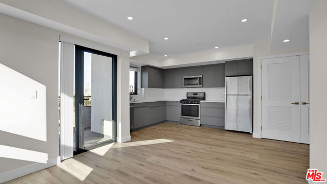 846 S Mariposa Avenue, Los Angeles CA: https://media.crmls.org/mediaz/1e663388-53c7-4c66-85a9-734a6ed31cb8.jpg