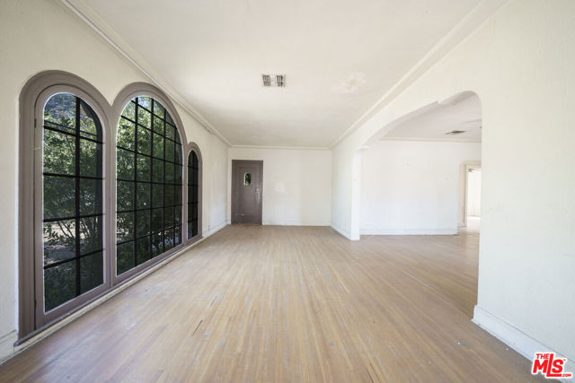 4804 La Canada Boulevard, La Canada Flintridge CA: https://media.crmls.org/mediaz/1e663e53-b1d9-46a0-b54f-bbeb175eb388.jpg