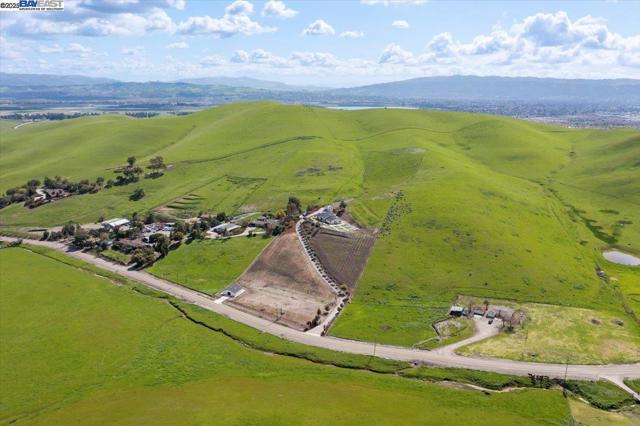 5388 Doolan Rd, Livermore CA: https://media.crmls.org/mediaz/1e66d04c-4c3f-4d85-866b-b8485f76e6ff.jpg