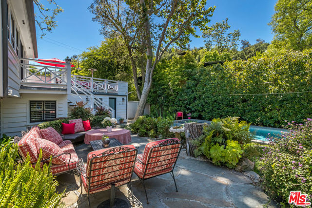 2205 Beverly Glen Place, Los Angeles CA: https://media.crmls.org/mediaz/1e66ee11-be8a-4d62-9d0e-2757a8a8cdb0.jpg