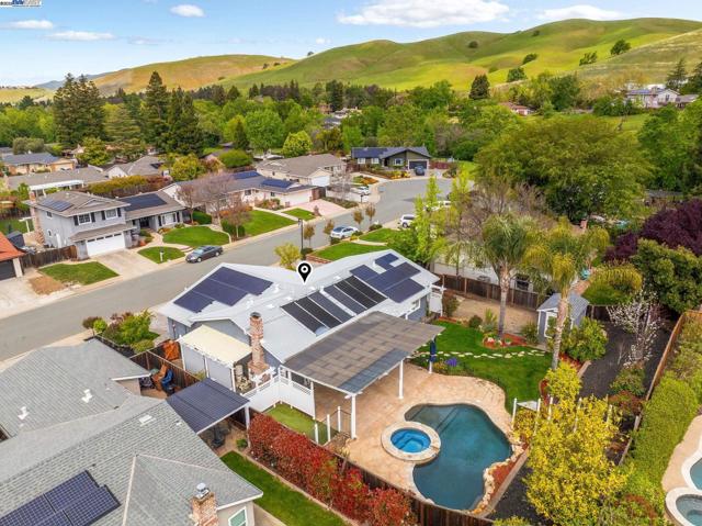 508 E Myrick Court, Clayton CA: https://media.crmls.org/mediaz/1e671662-963b-4eb1-9b2e-4ac29809eb60.jpg