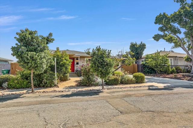 4113 Loma Alta Dr, San Diego CA: https://media.crmls.org/mediaz/1e67fb63-9a46-4dbb-b7ec-9ac47700ce04.jpg