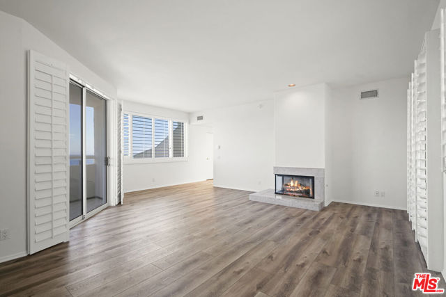 32215 Pacific Coast Highway, Malibu CA: https://media.crmls.org/mediaz/1e681776-e2e4-438c-98d9-a5a101a1a934.jpg