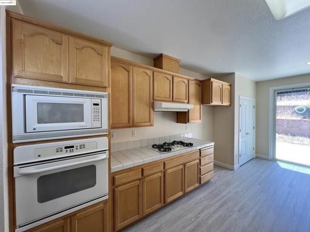 1371 Brooktrail Dr, Pittsburg CA: https://media.crmls.org/mediaz/1e68a853-8804-47a9-88db-ef8fe43ab797.jpg