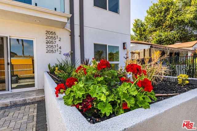 2055 S Garth Avenue, Los Angeles CA: https://media.crmls.org/mediaz/1e69abf0-584c-45ec-8feb-10b3cbd94e07.jpg