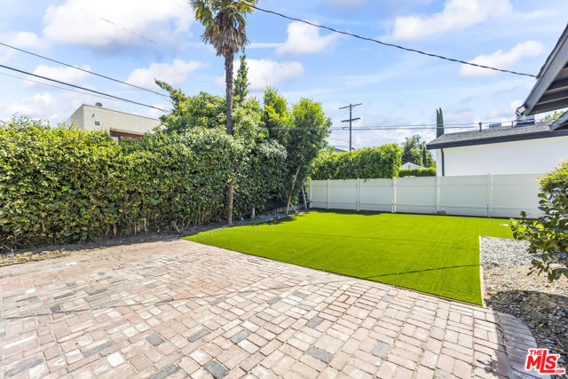 23046 Leonora Drive, Woodland Hills CA: https://media.crmls.org/mediaz/1e6afe7f-dc99-4271-b54c-74341b91c0b1.jpg