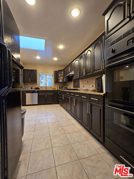 1481 Benedict Canyon Drive, Beverly Hills CA: https://media.crmls.org/mediaz/1e6c18e5-98b8-4954-b5ab-4a32caf11d29.jpg