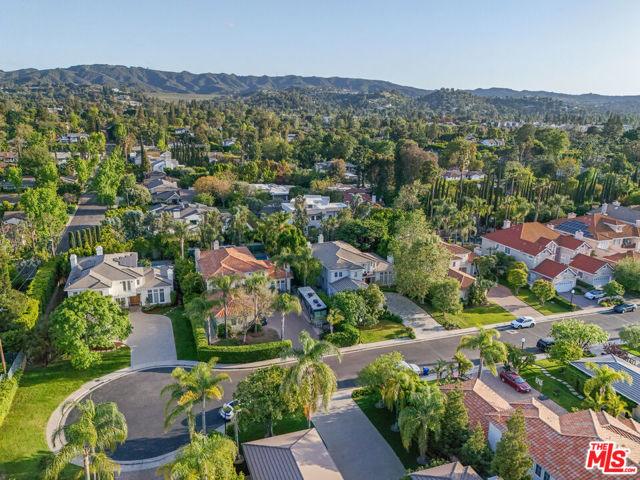 17400 Oak Creek Court, Encino CA: https://media.crmls.org/mediaz/1e6c3b1b-d94e-4240-9b7d-3ba2f80e7219.jpg