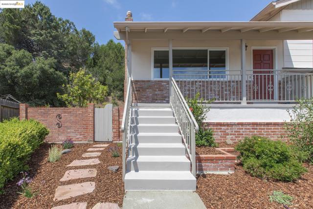 21 Maggiora Ct, Oakland CA: https://media.crmls.org/mediaz/1e6c9356-c541-4d5b-b670-000749306d46.jpg