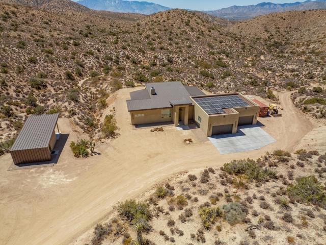 7852 Pinon Drive, Yucca Valley CA: https://media.crmls.org/mediaz/1e6c951c-47a0-49c5-9b0b-6f221149bf0a.jpg