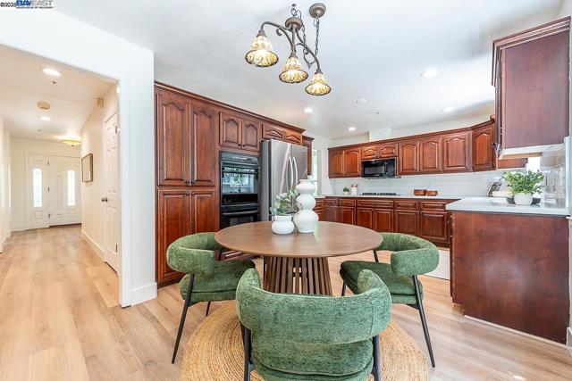 34233 Perry Glen Ter, Union City CA: https://media.crmls.org/mediaz/1e6cbe74-ebb7-415c-849f-b7f204685b4a.jpg