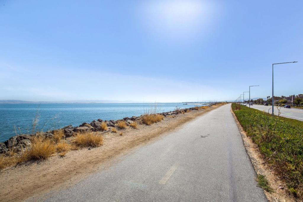 https://media.crmls.org/mediaz/1e6cd335-69c3-48bb-b9c7-ec2e5442278d.jpg?preset=X-Large