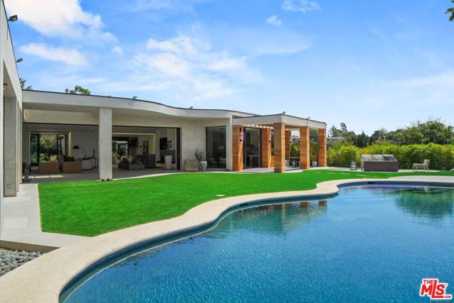 455 Castle Place, Beverly Hills CA: https://media.crmls.org/mediaz/1e6d4b99-84b7-49de-9479-e83deaed3d73.jpg