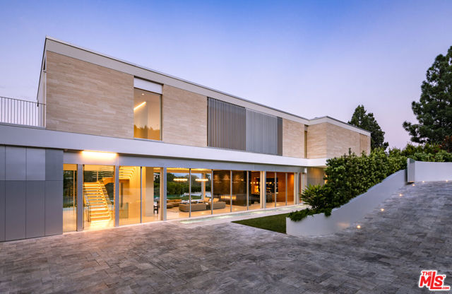 642 Perugia Way, Los Angeles CA: https://media.crmls.org/mediaz/1e6e4790-ba74-4b74-963f-2b0db5b88639.jpg