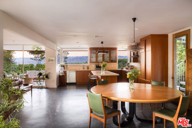 3307 Bonnie Hill Drive, Los Angeles CA: https://media.crmls.org/mediaz/1e6e53a6-4424-4313-9815-35c526e4b6d9.jpg