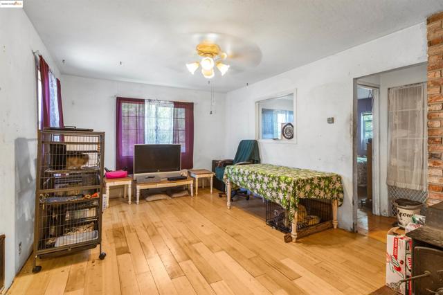 832 W 11Th St, Antioch CA: https://media.crmls.org/mediaz/1e6f1fc4-b5db-4637-a22f-adaf8a44ed29.jpg