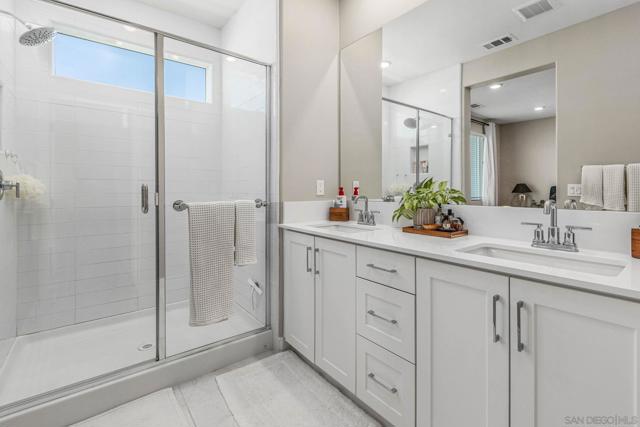 1821 Onyx Ln, Chula Vista CA: https://media.crmls.org/mediaz/1e6fd6cb-df23-428b-94b4-d9ec0f36dc78.jpg