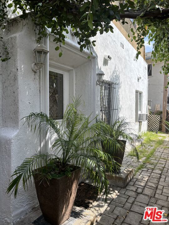 1028 N Hayworth Avenue, West Hollywood CA: https://media.crmls.org/mediaz/1e70ed3a-7ef1-47f8-83fa-520a676d0b1d.jpg