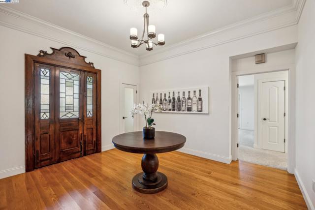 628 Saint Mary St, Pleasanton CA: https://media.crmls.org/mediaz/1e75ed50-32f4-41fa-8799-5fe9574a1f9d.jpg