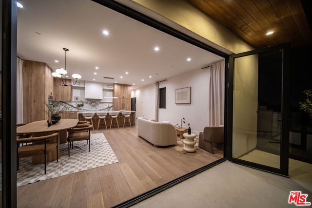 812 W Avenue 37, Los Angeles CA: https://media.crmls.org/mediaz/1e7764a9-2229-478f-8acb-311ab74aa274.jpg