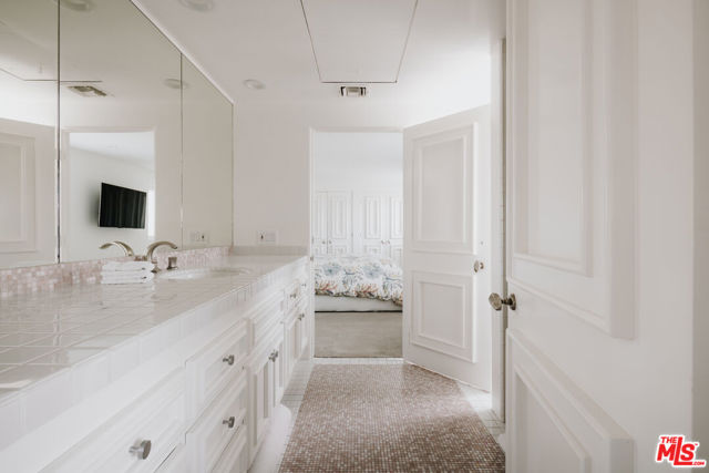 23614 Malibu Colony Road, Malibu CA: https://media.crmls.org/mediaz/1e77bbe1-7838-46f9-8b07-d3e1dd668f53.jpg