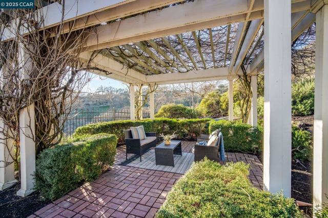 2420 Diablo Lakes Ln, Diablo CA: https://media.crmls.org/mediaz/1e77c859-1a16-4e89-ab28-af220569582c.jpg