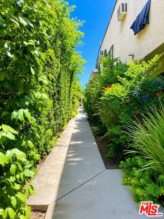 https://media.crmls.org/mediaz/1e78297a-5062-4cb2-835d-93e6702efcfe.jpg?preset=X-Large