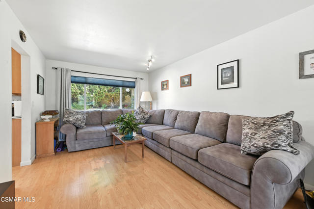 1589 N Alva Circle, Simi Valley CA: https://media.crmls.org/mediaz/1e7848e8-3f95-4cfd-af70-38459ea0ee73.jpg