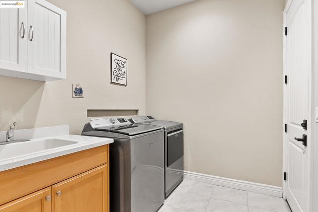 1627 Healing Rock Ct, Brentwood CA: https://media.crmls.org/mediaz/1e78fba4-d4e3-485a-93e7-cb484ae49ab5.jpg