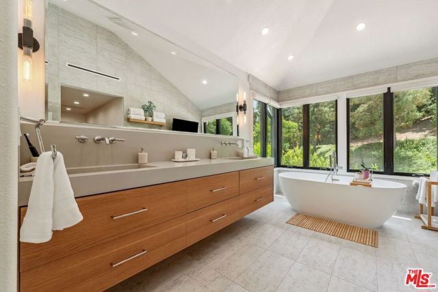 23180 Park Blanco, Calabasas CA: https://media.crmls.org/mediaz/1e79b1af-acc6-4f7c-ad85-ca911c9434ec.jpg